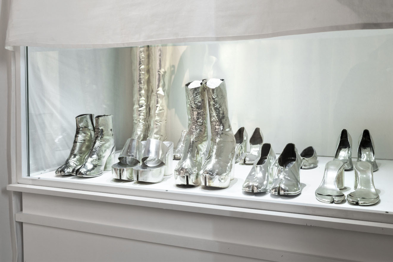 Vitrina con zapatos "tabi", diseñados por Martin Margiela para su casa de modas, en la exposición "Margiela/Galliera, 1989-2009" en el Palais Galliera, París (3 de marzo al 15 de julio de 2018).