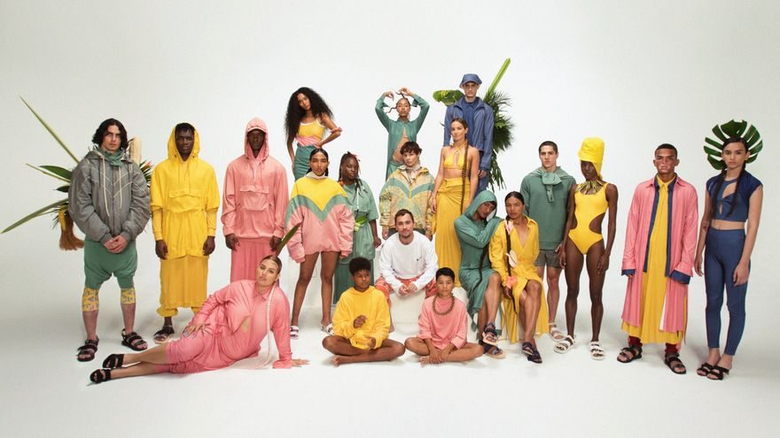 Grupo de personas vestidas con las prendas diseñadas por Esteban Cortázar (quien aparece en el centro de la imagen) en su colaboración con Taeq
