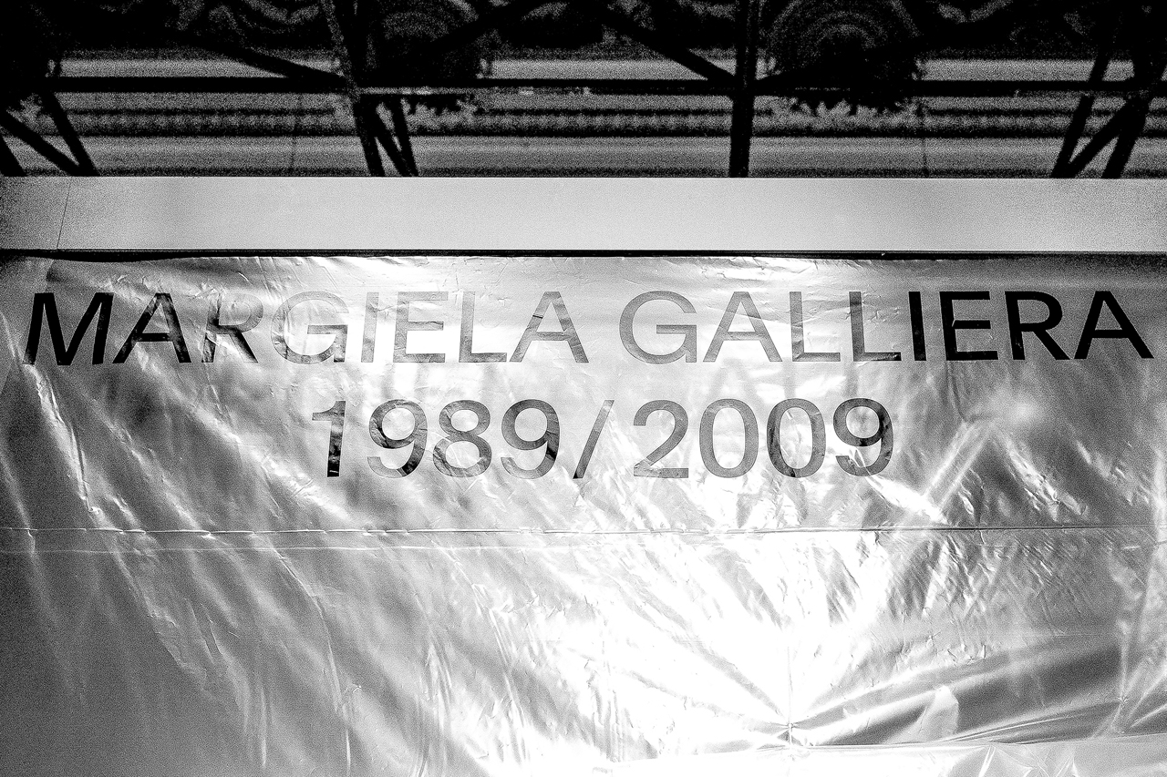 Entrada a la exposición Margiela Galliera en el museo de la moda de París.
