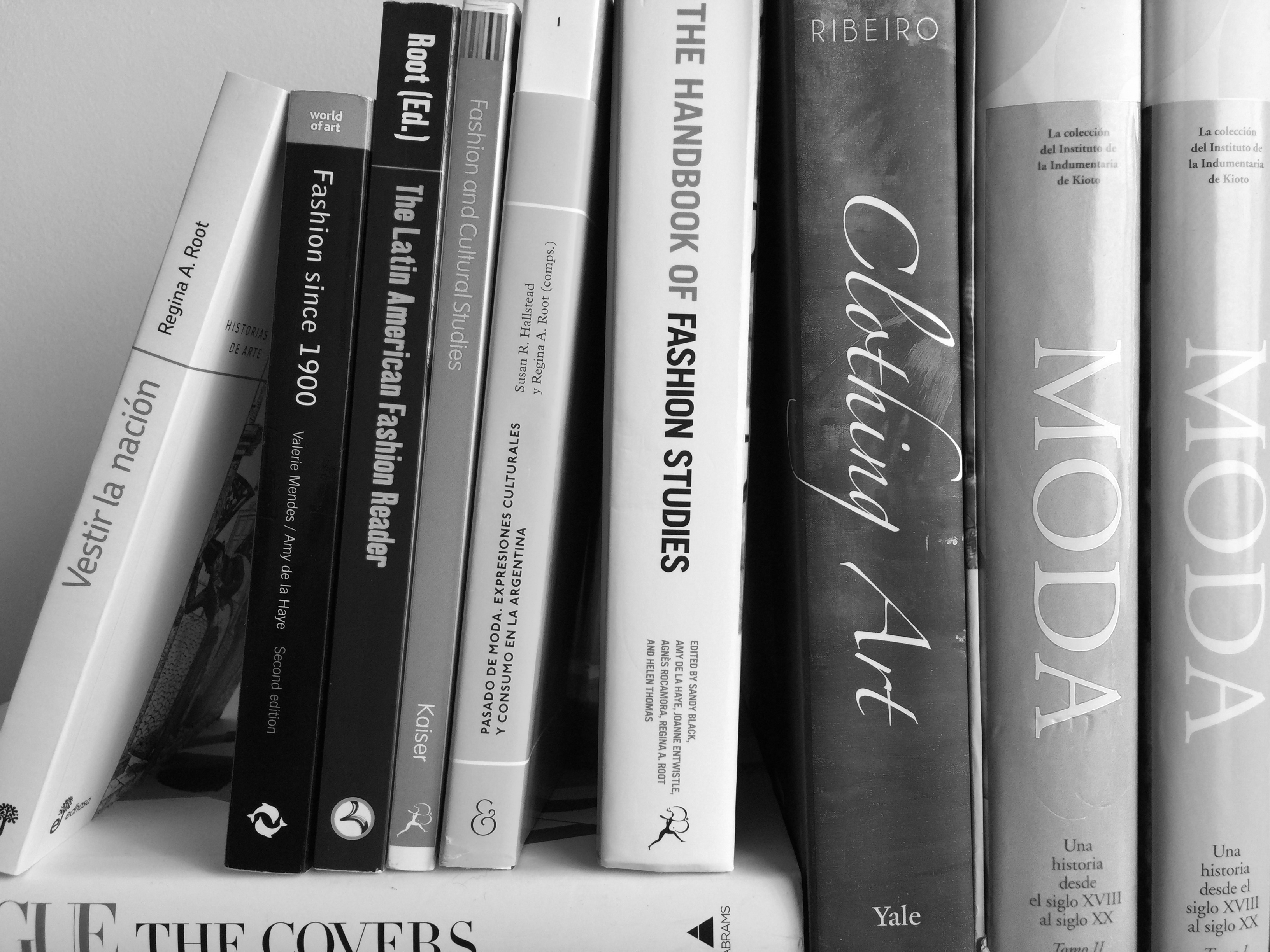 fotografía en blanco y negro de varios libros de estudios de moda