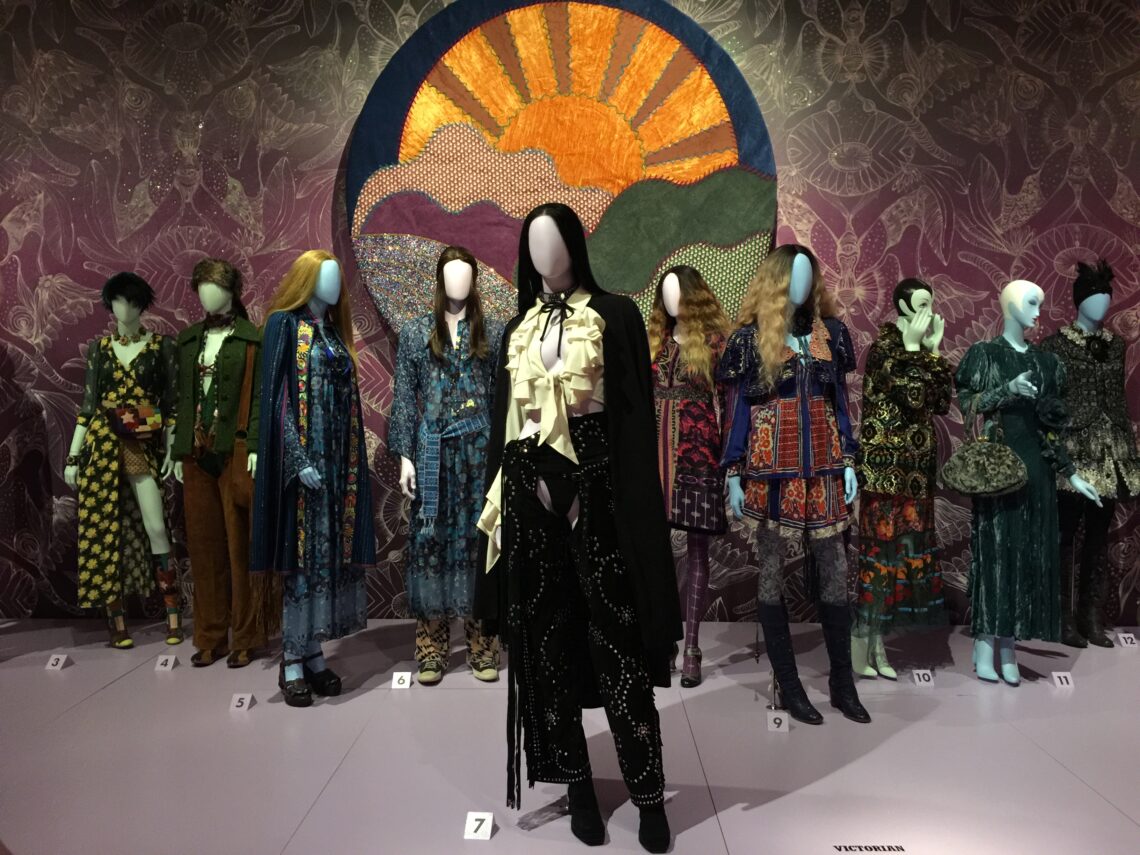 Vista de la exposición “The World of Anna Sui” en el Museum of Arts and Design, Nueva York, 12 de septiembre de 2019 al 23 de febrero de 2020. Fotografía de Laura Beltrán-Rubio.
